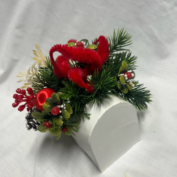 Vintage Christmas Center Piece Tin Mail Box Gifts Greenery Pine Cone Berry - Picture 3 of 9